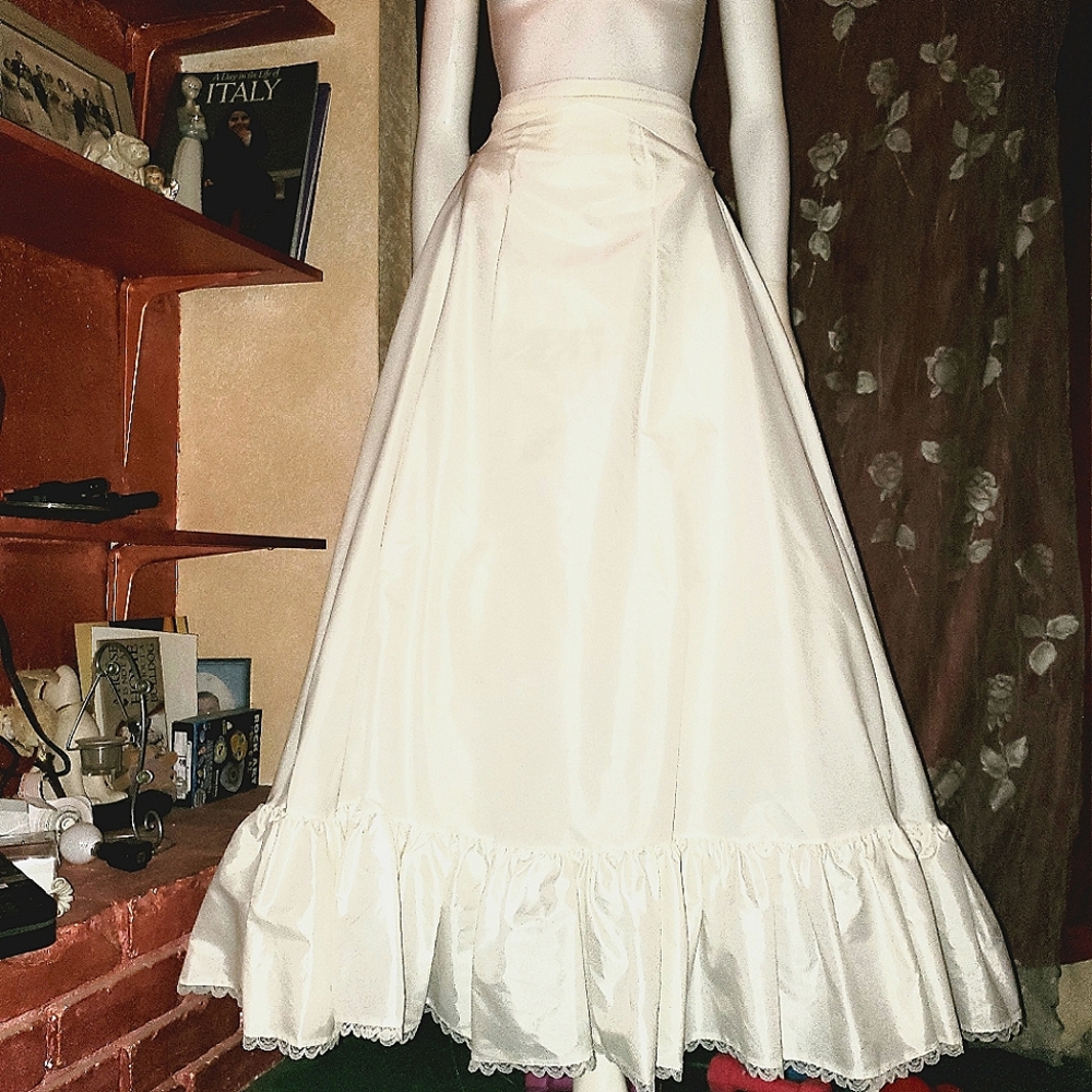 🤍EUC A Very Nice Petticoat Worn Once Size 4 by Merry Modes 🤍